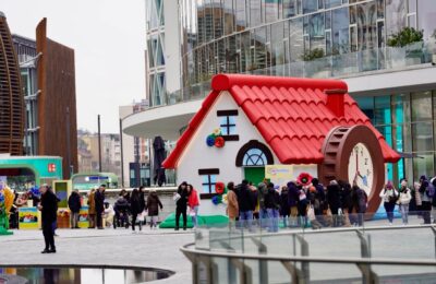 Il "Mulino Sveglia", installazione in Piazza Gae Aulenti a Milano