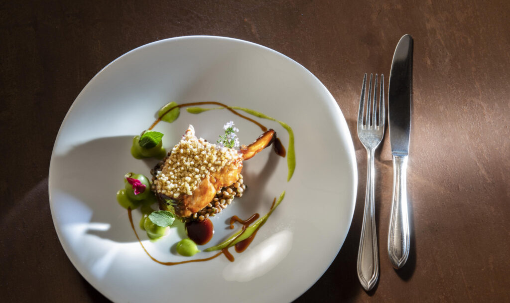 Maialino al latte, lenticchie al limone, salsa alla birra, mela, menta