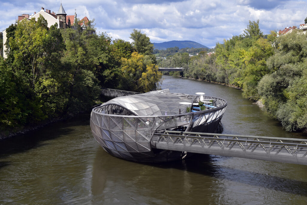 Graz, Murinsel, isola artificiale sul fiume Mur (Austria) @iStock